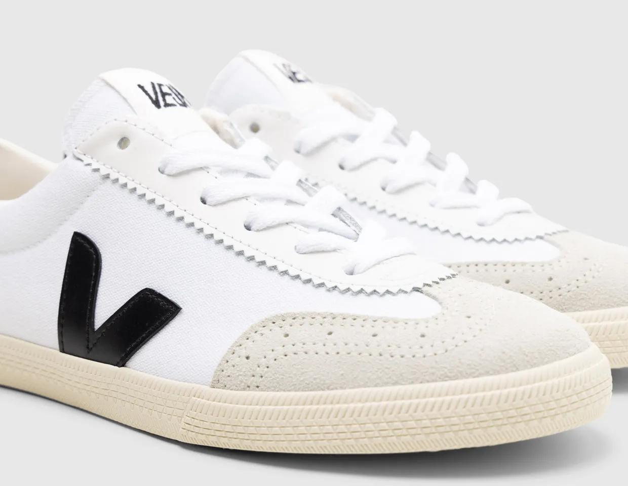 VEJA Women's Volley Canvas White / Black
